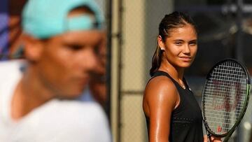 La tenista Emma Raducanu mira a Rafa Nadal durante un entrenamiento.