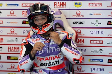 Jorge Martín, en su box, antes de la ronda clasificatoria para la carrera al sprint del Gran Premio de San Marino de Moto GP.