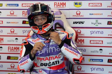 Jorge Martín, en su box, antes de la ronda clasificatoria para la carrera al sprint del Gran Premio de San Marino de Moto GP.
