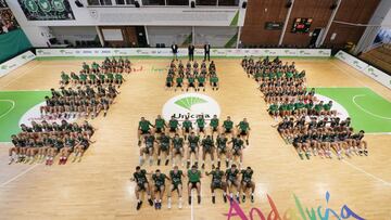 Foto con todos los equipos del Unicaja.