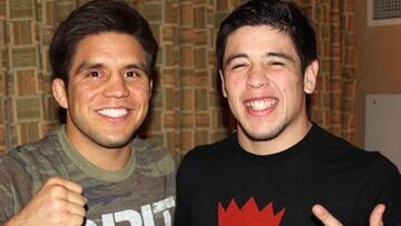 Henry Cejudo y Brandon Moreno posando juntos.