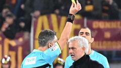 Rome (Italy), 07/01/2024.- Refree Gianluca Aureliano shows a yellow card to Roma head coach Jose Mourinho during the Italian Serie A soccer match Roma vs Atalanta at Olimpico Stadium in Rome, Italy, 07 January 2024. (Italia, Roma) EFE/EPA/CLAUDIO PERI