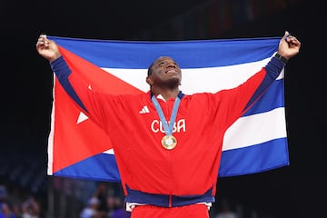 Desde Pekín 2008 nadie ha conseguido bajarle del primer escalón del podio en unos Juegos Olímpicos. Con el de París 2024, el ex-luchador grecorromano cubano, dado su retiro tras esta última victoria, suma 5 oros consecutivos. 