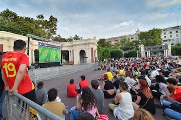 Parque de Doña Casilda, Bilbao. Los aficionados ven el encuentro entre la selección española e Inglaterra en una pantalla gigante.