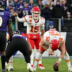 Why does Mahomes lift his leg before taking a snap?
