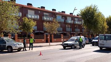 Varios guardias civiles controlan las inmediaciones del pueblo de Alfaro (La Rioja) que ha sido confinado durante siete días prorrogables, una decisión que incluye la restricción de la movilidad por espacio de esos siete días y la suspensión de las actividades "que cuentan con mayor riesgo de contagio, especialmente las que se hacen en espacios cerrados". En Alfaro, La Rioja, (España), a 8 de septiembre de 2020.
08 SEPTIEMBRE 2020;ALFARO;LA RIOJA;COVID19;CORONAVIRUS;CONFINADO
Europa Press
08/09/2020