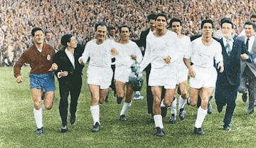 Los jugadores del Real Madrid dan la vuelta al estadio con el trofeo de la Copa de Europa después de vencer a la Fiorentina en la final de 1957.
