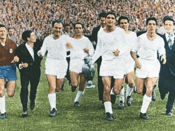 Los jugadores del Real Madrid dan la vuelta al estadio con el trofeo de la Copa de Europa después de vencer a la Fiorentina en la final de 1957.
