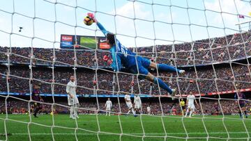 Courtois hace una parada en el Cl&aacute;sico del pasado mes de octubre. Elmeta belga ha encajado 36 goles en 27 partidos.