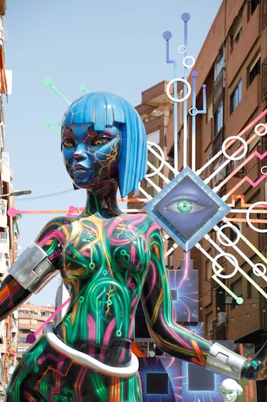 Las fallas visten las calles de Alicante. 