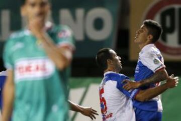 Farfán derrota a Veloso y celebra la apertura de la cuenta.