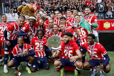 La Eredivisie la ganó el PSV Eindhoven con tan solo un punto de ventaja sobre el Ajax.