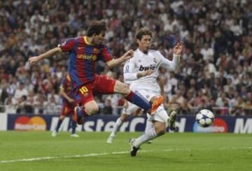 La eliminatoria entre Real Madrid y Barcelona en la temporada 2010-2011 marc¨® al f¨²tbol europeo por su intensidad, su morbo y su pol¨¦mica. Ambos equipos disputaron cuatro partidos en dos semanas, situaci¨®n que elev¨® la tensi¨®n hasta el estallido. ?C¨®mo olvidar la expulsi¨®n de Pepe por una entrada a Dani Alves, para muchos una falta artera; para otros, un teatro del lateral blaugrana? ?Y c¨®mo pasar de largo el gol de Messi para firmar el 0-2 en el Bernab¨¦u? ?O el gol de Higua¨ªn inexplicablemente anulado por una falta sobre Cristiano? Todo pas¨® en ¡®La Tormenta de Cl¨¢sicos¡¯.