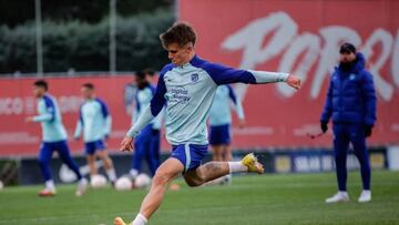 Pablo Barrios, durante el entrenamiento del Atlético de ayer.