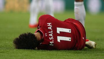 Salah, en el momento de caer lesionado ante el Newcastle.