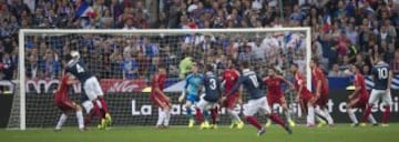 Varane en un remate de cabeza.