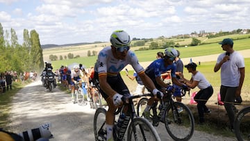 Troyes (France), 07/07/2024.- The breakaway riders, including Spanish rider Javier Romo (R) and Spanish rider Alex Aranburu (2-R) of Movistar Team, in action on the gravel during the ninth stage of the 2024 Tour de France cycling race over 199km from Troyes to Troyes, France, 07 July 2024. (Ciclismo, Francia) EFE/EPA/KIM LUDBROOK
