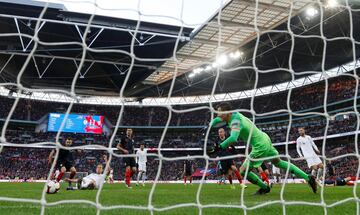 El delantero inglés Harry Kane marca el 2-1 a Croacia.