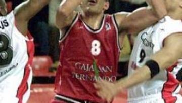 <b>CASI DESAPARECE.</b>Los problemas para el Caja Cantabria Lobos no terminaron con el descenso de categoria este año, sino que han estado inmerso en multitud de problemas desde entonces.