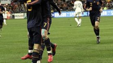 <b>MARAVILLA. </b>Sergio Ramos es el primero en acudir a abrazar y felicitar a Villa, después de inaugurar el marcador para España en el estadio de Saint-Denis.