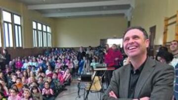 <b>PASIÓN ROJIBLANCA. </b>Caparrós ante un foro de niños llenos de sentimiento.