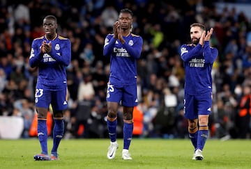 Con la segunda equipaci¨®n de la temporada 2021-22 el Real Madrid perdi¨® 4-3 en la ida de la semifinal de la Champions League ante el Manchester City. Una eliminatoria que ganar¨ªa el Real Madrid en la pr¨®rroga del partido de vuelta (6-5). Pas¨® a la final que gan¨® ante el Liverpool 0-1. El dise?o de la camiseta se inspir¨® en el arte urbano y la cultura de la ciudad de Madrid. Destacan sus rayas naranjas.