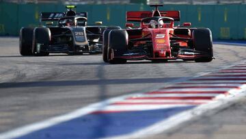 Vettel por delante de Magnussen en Sochi.