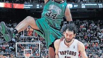 <b>VELOCIRRAPTOR. </b>El celtic Pierce vuela y se lesiona ante Jorge Garbajosa.