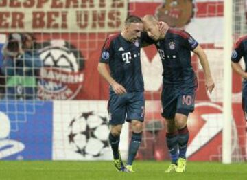 Bayern Munich-Plzen. Ribery y Robben celebran el primer gol del conjunto germano.