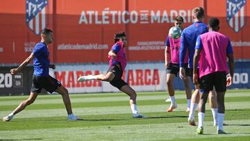 João Félix intenta una volea en el entrenamiento del Atlético.