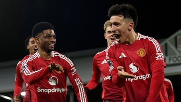 Lisandro Martínez, jugador del Manchester United, celebra su gol anotado ante el Fulham.
