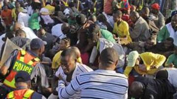 <b>MOMENTOS DE TENSIÓN. </b>El ansia por entrar provocó una avalancha que dejó 15 heridos.