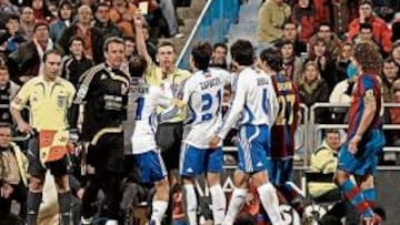 Pedro Barcia, a la izquierda, durante el Zaragoza - Barcelona del sábado