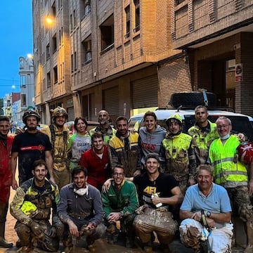 Laia Sanz con un grupo de bomberos y ayudantes durante su ayuda a los afectados por la DANA.