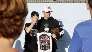 Santi Mina posa con un aficionado a su salida de un entrenamiento en Balaídos.