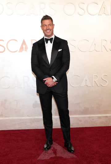 Jesse Palmer posa en la alfombra roja del Dolby Theatre.