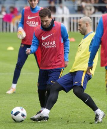 Una aficionada del Real Madrid en el entrenamiento del Barça