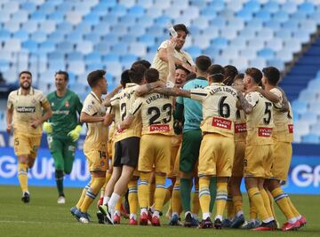 Los jugadores del Espanyol celebrando el ascenso matemático a primera división 