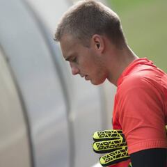 Cillessen sufre un esguince de tobillo entrenando con Holanda