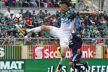 El jugador de Santiago Wanderers Jean Paul Pineda controla el balon durante el partido de primera division contra Universidad de Chile disputado en el estadio Elias Figueroa de Valparaiso, Chile.