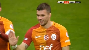 Podolski paraliza Turquía: ¡5 goles en 59 minutos!