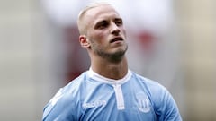 Arnautovic snubs Everton to sign contract extension with Stoke