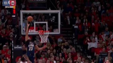 Escandaloso Anthony Davis: ¡miren dónde agarra la bola!