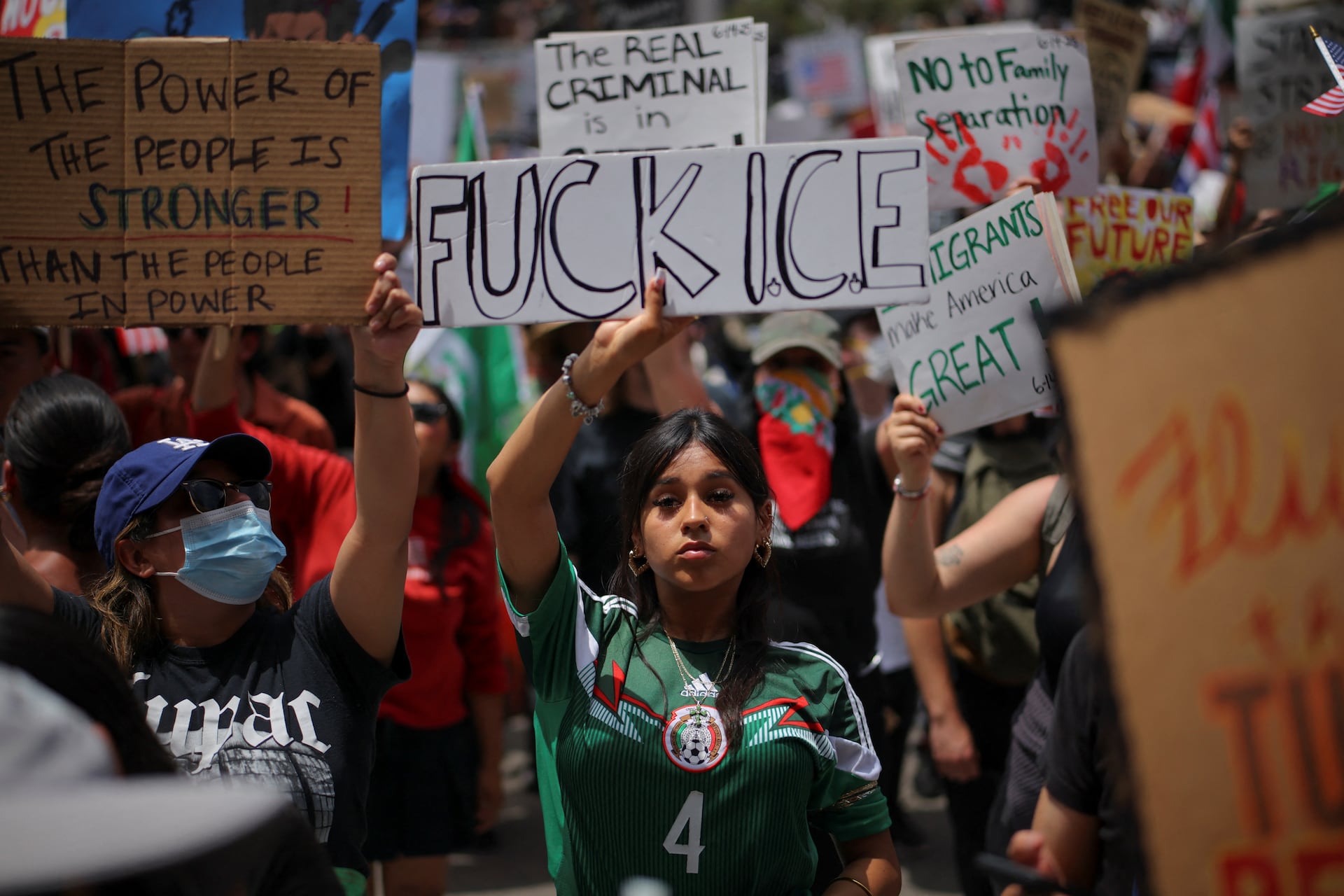 Una aficionada de la Selecci車n Mexicana se manifiesta en contra de ICE y las deportaciones de Trump durante el 'No Kings Day' en Los ?ngeles.