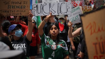 Una aficionada de la Selección Mexicana se manifiesta en contra de ICE y las deportaciones de Trump durante el 'No Kings Day' en Los Ángeles.