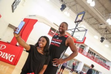 Simone Biles se hace un selfie con Wade.