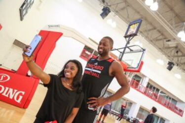 Simone Biles se hace un selfie con Wade.