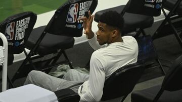 Milwaukee (United States), 01/07/2021.- Milwaukee Bucks forward Giannis Antetokounmpo of Greece waves to fans from a sideline seat before the first half of game five of the NBA Eastern Conference Finals playoff series between the Milwaukee Bucks and the Atlanta Hawks at Fiserv Forum in Milwaukee, Wisconsin, USA, 01 July 2021. (Baloncesto, Grecia, Estados Unidos) EFE/EPA/MATT MARTON SHUTTERSTOCK OUT