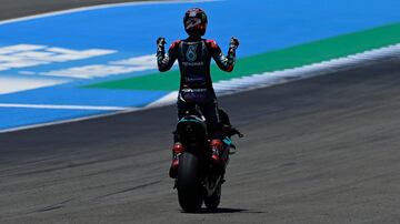 Fabio Quartararo celebra la victoria de carrera. 