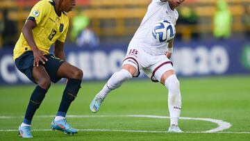 Ecuador's Daniel De la Cruz and Venezuela's Yerson Chacon vie for the ball during their South American U-20 championship second stage football match at the Metropolitano de Techo stadium in Bogota, Colombia on February 9, 2023. (Photo by Juan BARRETO / AFP)